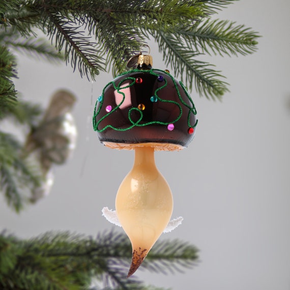 クリスマスツリーのライトオーナメントに絡まったガラスの巨大