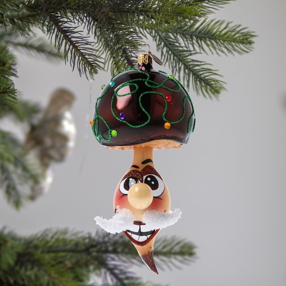 クリスマスツリーのライトオーナメントに絡まったガラスの巨大