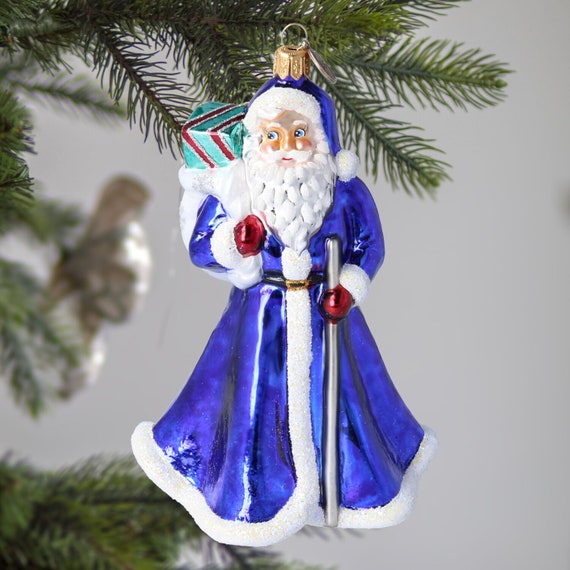 Verre grand élégant bleu marine père noël avec cadeaux ornement