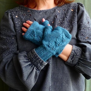 Knitting pattern for women's mittens in openwork leaf stitch, 4 needles in the round, English and French language