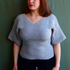 Peut inclure: Ensemble de trois mugs en céramique avec une finition mate et mouchetée. Chaque mug est de couleur différente : bleu clair, crème et gris. Design simple et moderne, avec une anse confortable.