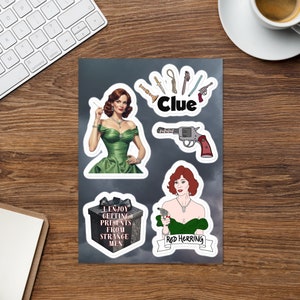 Clue Sticker Sheet - Miss Scarlet - Komödie & Spiel - Whodunnit Murder Mystery - Einzigartiges, seltenes Geschenk für Fans des Kultfilms