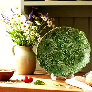 Op de afbeelding: Handgemaakt houten bord met de tekst "Welcome" in handschrift. Het bord is wit geschilderd met een verweerde afwerking en een klein decoratief hart. Geschikt voor binnen en buiten.