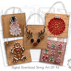 Könnte beinhalten: Eine Sammlung von DIY-Sets für String Art mit weihnachtlichen Motiven auf Holz. Enthält einen Schneemann, ein Rentier, eine Christbaumkugel, einen Lebkuchenmann und das Wort „CHRISTMAS“. Jedes Stück wird mit Nägeln und Faden auf rustikalem Holz gefertigt.