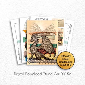 Puede incluir: Un kit de arte de cuerda DIY de descarga digital que presenta un dragón con las alas extendidas, sentado sobre una pila de libros. El kit incluye una plantilla para clavos, una plantilla para la cuerda e instrucciones. El nivel de dificultad es desafiante, 5 de 5.