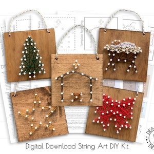 Op de afbeelding: Een verzameling doe-het-zelf string art kits met kerstthema's. Elke houten vierkant toont een ander feestelijk beeld: een kerstboom, een ster, een strik, een kribbe en een kerststal. De kits bevatten sjablonen en instructies.