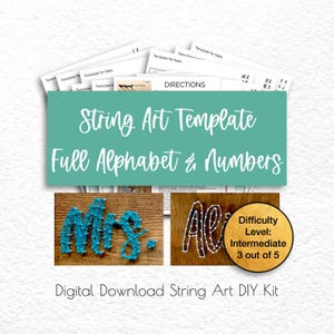 Pode incluir: Kit de arte de cordas para download digital com modelos para todo o alfabeto e números. O nível de dificuldade é intermediário, 3 de 5. São mostrados dois exemplos de arte de cordas, um diz "Mrs." e o outro diz "Alex".