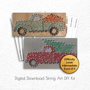 Könnte beinhalten: Zwei String-Art-DIY-Kits mit Trucks. Ein Truck ist türkis mit einer orangefarbenen Ladung, der andere ist rot mit einem grünen Baum. Der Schwierigkeitsgrad ist mittel, 3 von 5. Der Text lautet: Digitaler Download String Art DIY Kit.