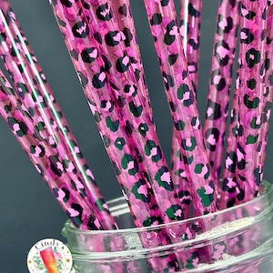 Può includere: Un mazzo di cannucce da bere trasparenti con stampa leopardata rosa e nera in un barattolo di vetro.