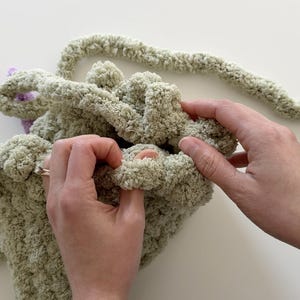 Brontosaurus Finger Knit Pattern and Video Tutorial, Hand Knit Dinosaur ...