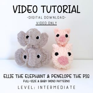 Pode incluir: Um tutorial em vídeo digital com padrões para Ellie, o Elefante, e Penelope, o Porco. A imagem mostra um elefante cinzento e dois porcos cor-de-rosa de croché. O texto indica padrões de tamanho normal e bebé para níveis intermédios.