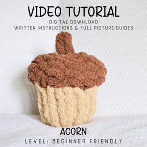 Puede incluir: Un tutorial en vídeo para tejer un juguete de peluche con forma de bellota. El tutorial incluye instrucciones escritas y guías de imágenes completas. El producto terminado es una bellota marrón y beige con un tallo.