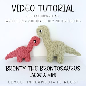 Puede incluir: Un tutorial en vídeo descargable para tejer a ganchillo a Bronty el Brontosaurio, en tamaños grande y mini. La imagen muestra dos dinosaurios de peluche, uno rosa y otro beige, con el texto "VIDEO TUTORIAL" y "BRONTY THE BRONTOSAURUS". El nivel es "INTERMEDIATE PLUS+".