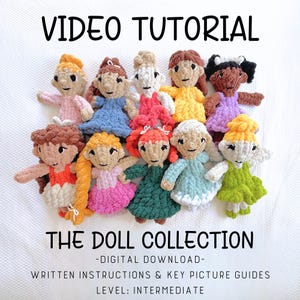 Könnte beinhalten: Eine Sammlung von zehn kleinen gehäkelten Puppen mit Garnhaaren und farbenfrohen Outfits. Der Text lautet: VIDEO TUTORIAL THE DOLL COLLECTION -DIGITAL DOWNLOAD- WRITTEN INSTRUCTIONS & KEY PICTURE GUIDES LEVEL: INTERMEDIATE. Die Puppen haben verschiedene Haarfarben und Kleider.