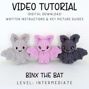 Può includere: Tre pipistrelli all'uncinetto in grigio chiaro, rosa chiaro e grigio scuro. Il testo recita: VIDEO TUTORIAL -DIGITAL DOWNLOAD- WRITTEN INSTRUCTIONS & KEY PICTURE GUIDES. BINX THE BAT. LEVEL: INTERMEDIATE. Ogni pipistrello ha orecchie a punta, ali e piccole zanne.