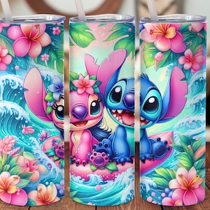 Puede incluir: Un vaso de acero inoxidable con un dise&ntilde;o colorido que presenta a Stitch y Angel de Lilo & Stitch. El dise&ntilde;o incluye flores tropicales, olas del oc&eacute;ano y una tabla de surf rosa.