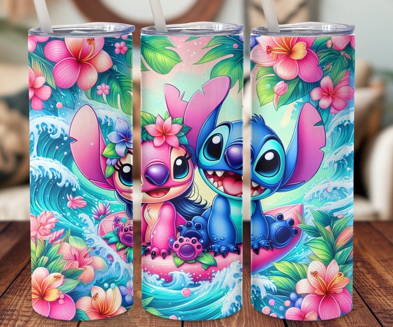 Puede incluir: Un vaso de acero inoxidable con un dise&ntilde;o colorido que presenta a Stitch y Angel de Lilo & Stitch. El dise&ntilde;o incluye flores tropicales, olas del oc&eacute;ano y una tabla de surf rosa.