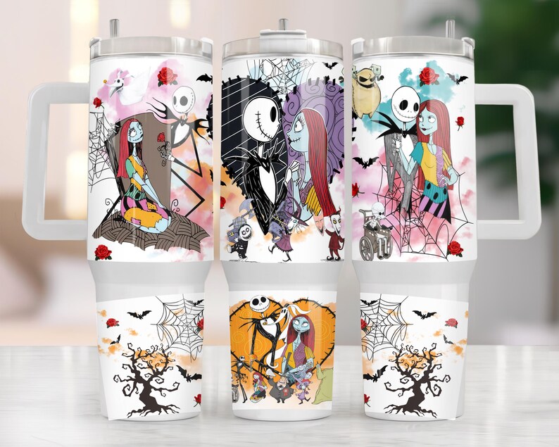 K&ouml;nnte beinhalten: Drei wei&szlig;e isolierte Becher mit Griffen, jeder mit einer anderen Illustration aus "The Nightmare Before Christmas". Die Designs umfassen Jack Skellington, Sally und andere Charaktere, mit Flederm&auml;usen, Rosen und Spinnweben. Die Becher haben einen wei&szlig;en Boden und einen silbernen Deckel.