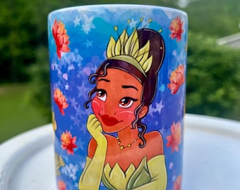 Taza de 433 ml de La Princesa Rana y sus Amigos – Taza de café inspirada en La Princesa y el Sapo – Diseño de Ray, Louis y el Príncipe Rana – Estrellas florales caprichosas