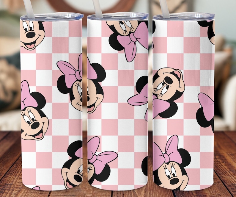 Pu&ograve; includere: Un bicchiere a scacchi rosa e bianco con un motivo ripetitivo di Minnie Mouse con un fiocco rosa.