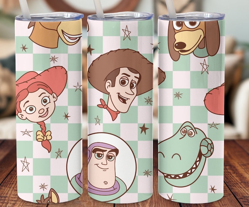 以下が含まれることがあります： 緑と白の市松模様の白いタンブラー。タンブラーには、ウッディ、ジェシー、バズ・ライトイヤー、レックスなど、トイ・ストーリーのフランチャイズの漫画キャラクターが描かれています。キャラクターは、1950年代のレトロなスタイルで描かれています。