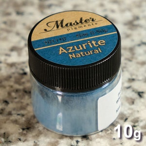 K&ouml;nnte beinhalten: Ein kleines Glasgef&auml;&szlig; mit schwarzem Deckel, das blaues Pulver enth&auml;lt. Das Etikett auf dem Gef&auml;&szlig; lautet "Master pigments fine & soft 101110 Azurite Natural 10g".