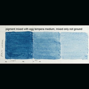 K&ouml;nnte beinhalten: Azurite-Pigment mit Eitempera-Medium. Das Pigment wird in drei Blaut&ouml;nen gezeigt, von dunkel bis hell. Der Text "Pigment mit Eitempera-Medium vermischt, nur nicht gemahlen" steht &uuml;ber den Farbmustern. Die Farbmuster sind mit "1 Zoll" und "1 cm" beschriftet.