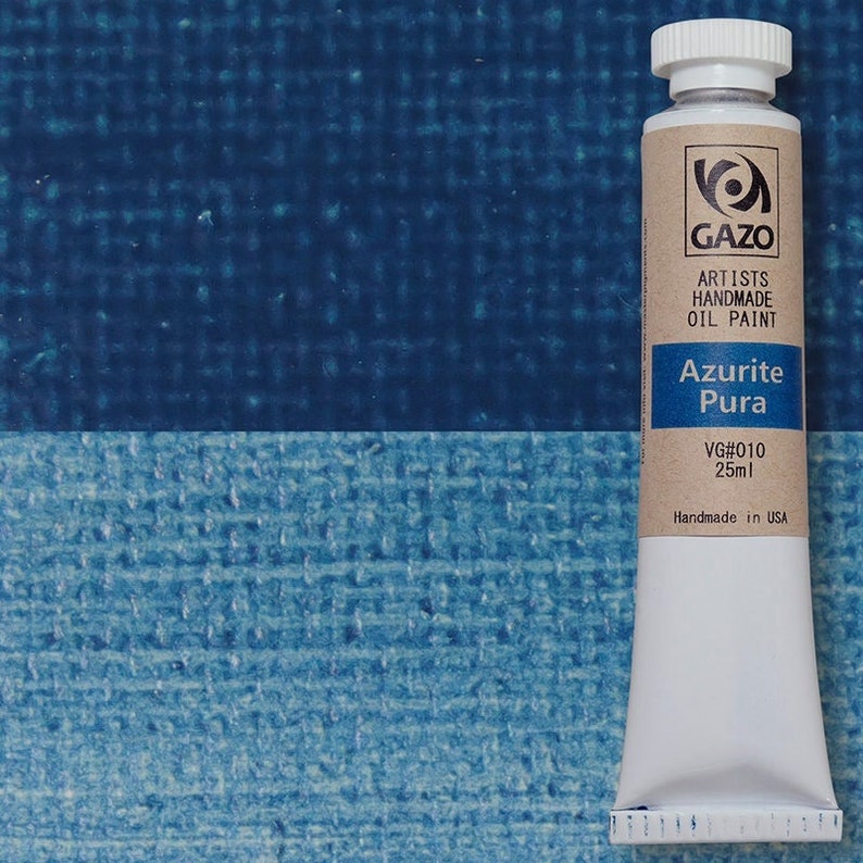 Puede incluir: Un tubo de pintura al &oacute;leo Gazo Artists Handmade en el color Azurita Pura. El tubo es blanco con texto negro y est&aacute; etiquetado como VG#010 25ml. Hecho a mano en los Estados Unidos.