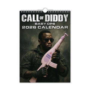 Könnte beinhalten: Ein 2026-Kalender mit dem Titel "Call of Diddy: Baby Ops" zeigt einen Mann, der eine rosa Baby-Lotion-Flasche in Form eines Gewehrs hält. Der Mann trägt eine Sonnenbrille und eine Jacke im Militärstil. Der Kalender ist weiß mit Metallbindung.
