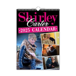 Shirley Carter - Calendario da parete 2025 // Divertente / Eccentrico / Natale / Compleanno / Idea regalo / Presente / Novità / Umorismo / Babbo Natale segreto