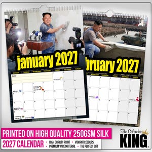 Pu&ograve; includere: Un calendario 2027 con immagini di un uomo che intonaca un muro e un altro uomo che sovrasta una parata militare. Il calendario include i mesi di gennaio e febbraio, con sfondo bianco e testo nero. &Egrave; visibile anche il testo "PRINTED ON HIGH QUALITY 250GSM SILK".