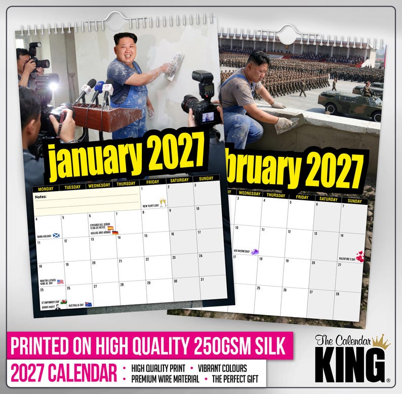 Pu&ograve; includere: Un calendario 2027 con immagini di un uomo che intonaca un muro e un altro uomo che sovrasta una parata militare. Il calendario include i mesi di gennaio e febbraio, con sfondo bianco e testo nero. &Egrave; visibile anche il testo "PRINTED ON HIGH QUALITY 250GSM SILK".