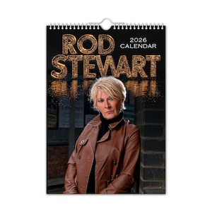 Puede incluir: Calendario de 2026 con Rod Stewart. El calendario tiene un fondo negro con letras doradas que deletrean "ROD STEWART". La imagen muestra a una mujer con cabello rubio que lleva una chaqueta de cuero marrón y un cuello alto negro.