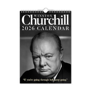 Peut inclure: Calendrier 2026 en noir et blanc avec un portrait de Winston Churchill. Le calendrier a une reliure à spirale en haut et comprend la citation : « Si vous traversez l'enfer, continuez. »
