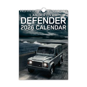 Puede incluir: Un calendario de 2026 con un Land Rover Defender plateado en una carretera costera. El calendario tiene una encuadernación en espiral y una parte superior blanca. Las palabras "Land Rover Defender 2026 Calendar" están impresas en letras blancas en negrita.