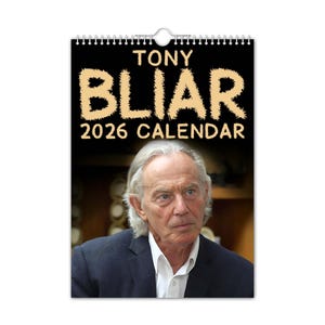 Puede incluir: Calendario de pared con fondo negro y texto amarillo estilizado "TONY BLIAR 2026 CALENDAR". Debajo, un retrato de un hombre con traje y camisa blanca.