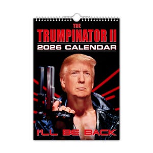 Op de afbeelding: Een wandkalender getiteld "The Trumpinator II 2026 Calendar" toont een portret van een man die een pistool vasthoudt, met de woorden "I'll Be Back" in het rood. De kalender heeft een zwarte achtergrond met rode lijnen.