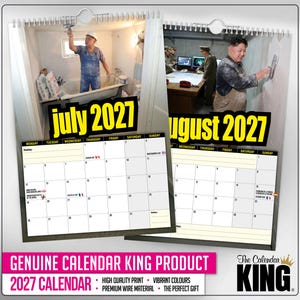 Pu&ograve; includere: Un calendario 2027 con immagini di operai edili. Il calendario include i mesi di luglio e agosto, con i giorni della settimana e le date visualizzate. Il calendario ha un banner rosa in basso con il testo "GENUINE CALENDAR KING PRODUCT".