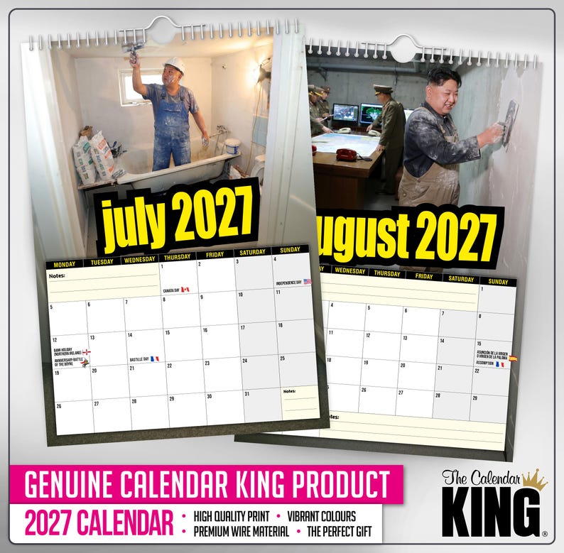 Pu&ograve; includere: Un calendario 2027 con immagini di operai edili. Il calendario include i mesi di luglio e agosto, con i giorni della settimana e le date visualizzate. Il calendario ha un banner rosa in basso con il testo "GENUINE CALENDAR KING PRODUCT".