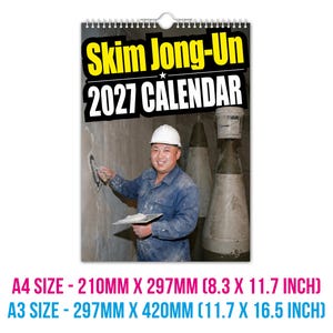 Pu&ograve; includere: Calendario da parete con rilegatura a spirale in alto. Il calendario presenta il testo "Skim Jong-Un 2027 CALENDAR" in giallo e bianco. L'immagine mostra un uomo con elmetto bianco e abiti da lavoro blu. I formati sono A4 (210mm x 297mm) e A3 (297mm x 420mm).