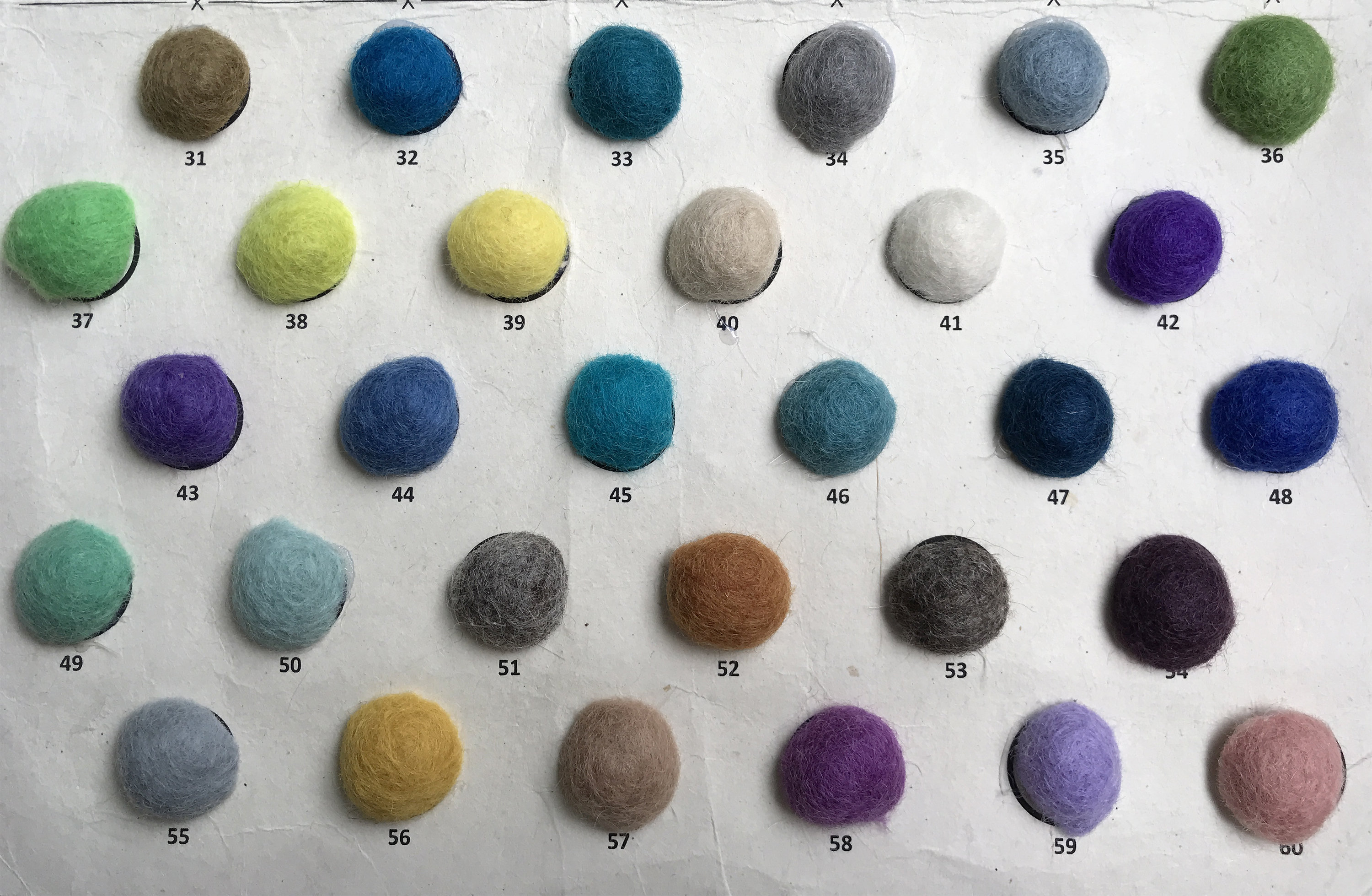 Tyqour 100 stuks kleurrijke pompons om te knutselen, 3 cm kleurrijke vilten ballen, pompons om te knutselen, mini-pompons, kleurrijke pompons voor Kerstmis, Pasen, kinderen, doe-het-zelf creatieve