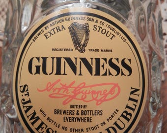 Cristalería vintage para bar: Jarra Guinness, vaso tulipán Warsteiner, vaso de whisky Crown Royale, vaso de whisky Top Gun, jarra de cerveza irlandesa Harp.