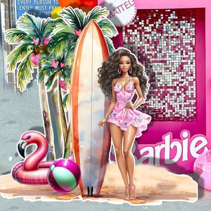 Puede incluir: Una muñeca Barbie rosa con cabello largo y castaño y un vestido rosa se encuentra junto a una tabla de surf y un flotador de flamenco rosa. El fondo presenta una pared de lentejuelas rosa y plateada con la palabra "Barbie" en letras blancas.