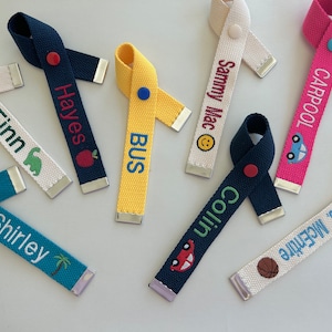Personalisiertes Namensschild, Bandtyp, Benutzerdefinierte Schlüsselanhänger, Taschennamenschild, Taschenzubehör, Geschenkidee, personalisiertes Geschenk, ID-Tag, Lunchbox, Schule