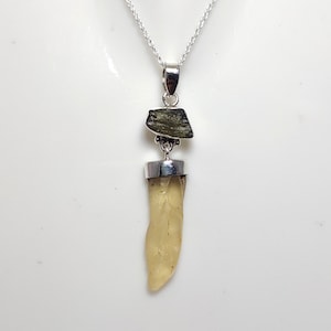 Glazen hanger Libische woestijn, moldaviethanger, 925-zilveren hanger, moldavietketting, ruwe moldaviet, tektietsieraden, kerstuitverkoop