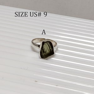 Pu&ograve; includere: Un anello d'argento con una pietra verde scuro. L'anello &egrave; taglia US# 9. La pietra ha una forma irregolare e grezza.