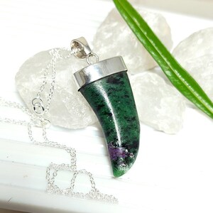 Colgante de cuerno de zoisita rubí, collar de colmillo de zoisita rubí, collar de plata de ley 925