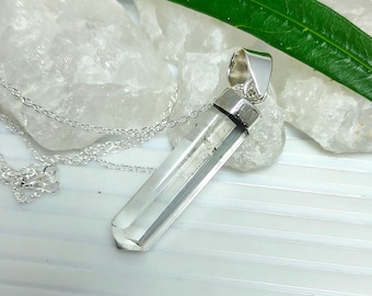 Spetsigt hänge i kristallkvarts, kristallhalsband, hänge i 925 silver, penna i klar kristall, smycken i naturlig kristall, rea