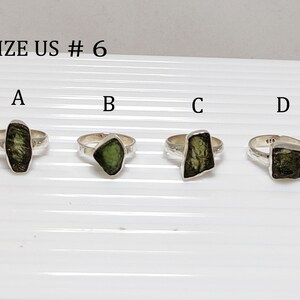 Pu&ograve; includere: Quattro anelli d'argento con diverse pietre preziose verdi. Gli anelli sono etichettati con A, B, C e D. Il testo "SIZE US # 6" &egrave; nella parte superiore dell'immagine.