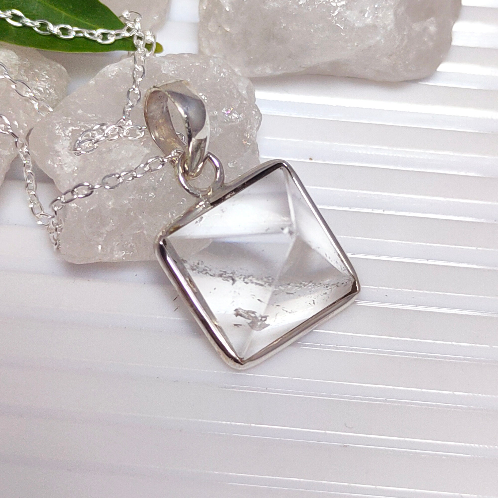 【メール便無料】 Gemstone Pyramid Pendant Etsy - ペンダントトップ、チャーム
